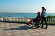 泰兴八旬老人推轮椅带老伴游中国(为了方便推轮椅带老伴出门)