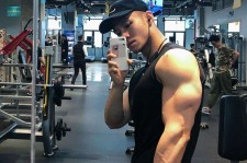 泰兴肌肉男模(肌肉男模拟器)