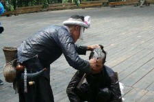 泰兴欲带老伴游遍中国(带着老伴去旅游)